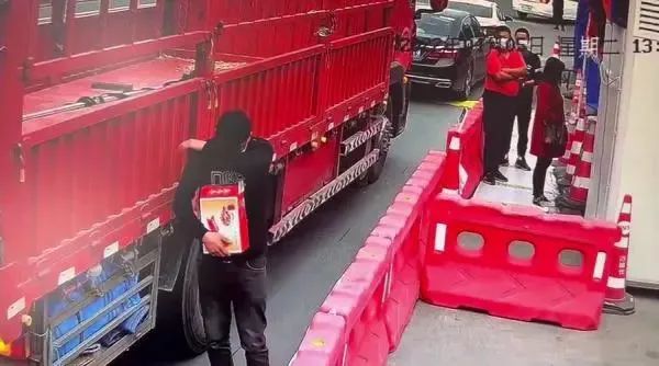 盤扣式腳手架提貨受阻,3000萬貨車司機被困于物流!(圖6)